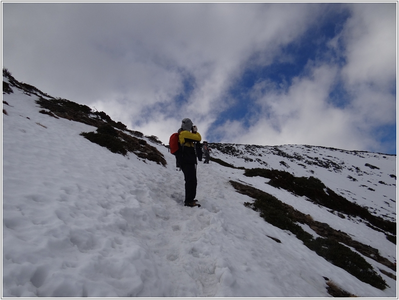 2012-03-06 11-09-22踏雪登雪山途中.JPG